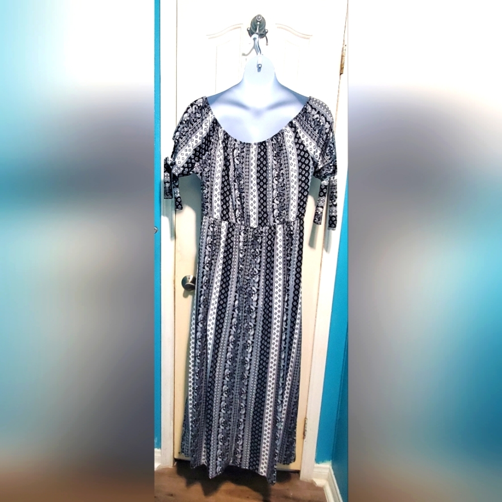 Plus Size Maxi Dress - Picture 4 of 4